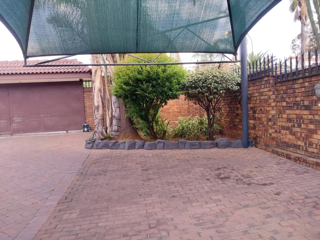 Erima Lodge Johannesburg Room photo